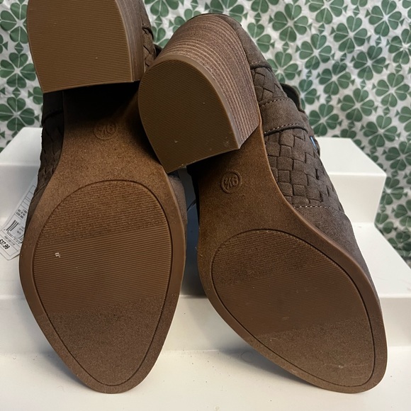 New Woman’s Slip On Boots - Picture 7 of 8